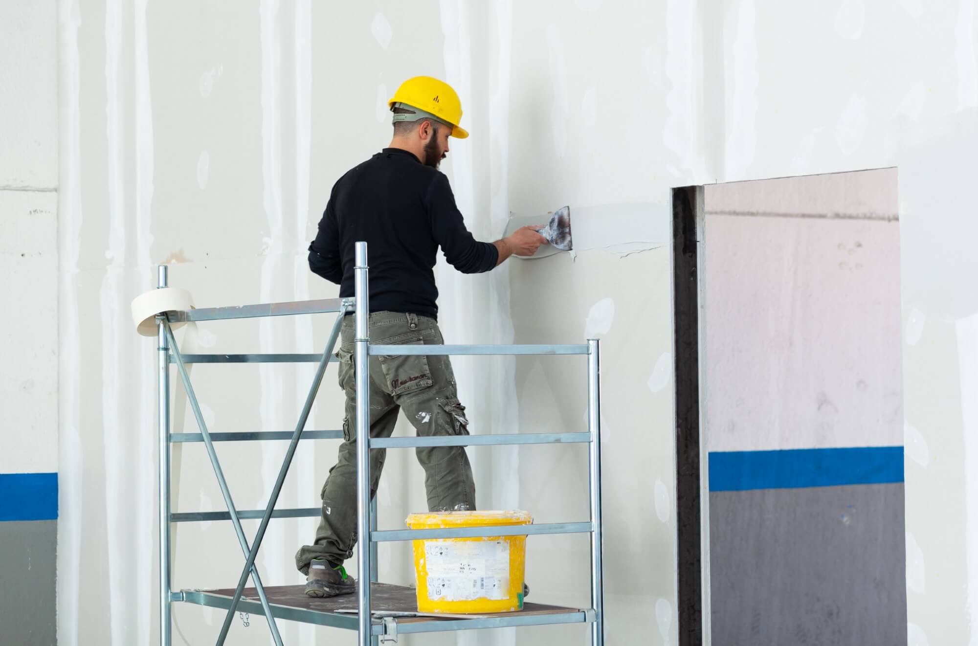 worker-plastering-gypsum-board-wall
